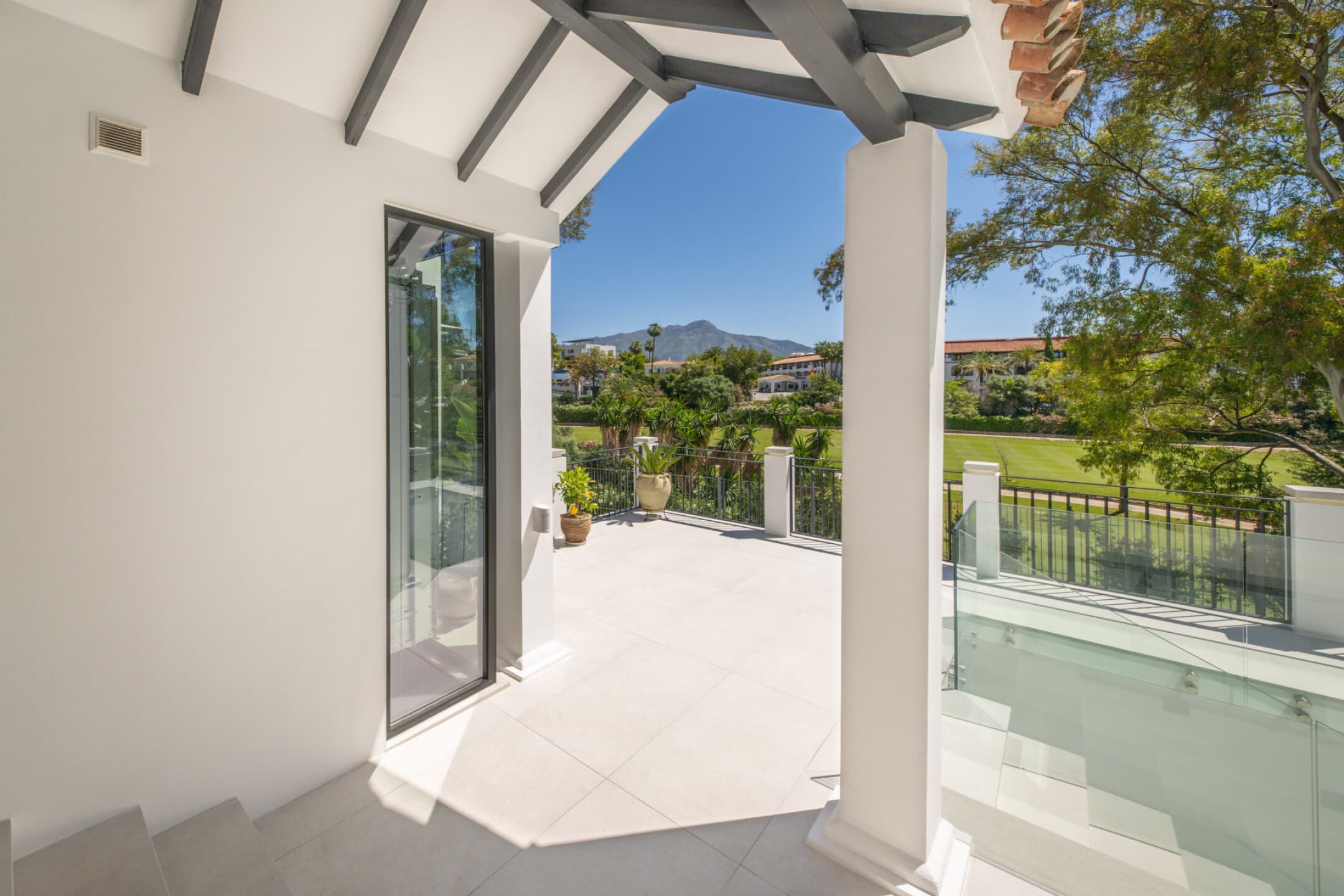 Villa in Benahavís photo 1